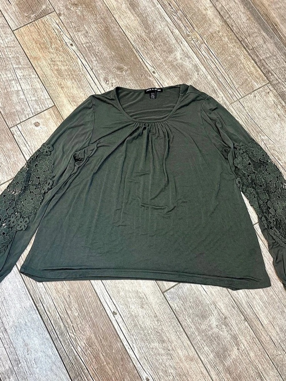 Cable & Gauge Lace Sleeve Blouse in Green Size Medium Like New